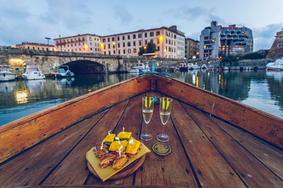 aperitivo per due tour in battello livorno