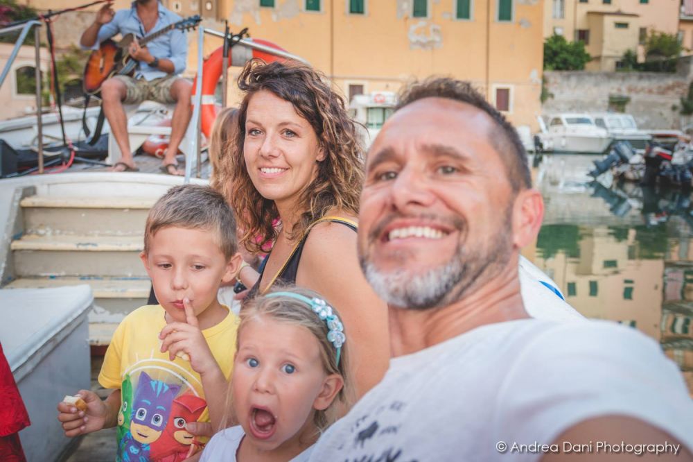 andrea dani con famiglia aperito in battello livorno