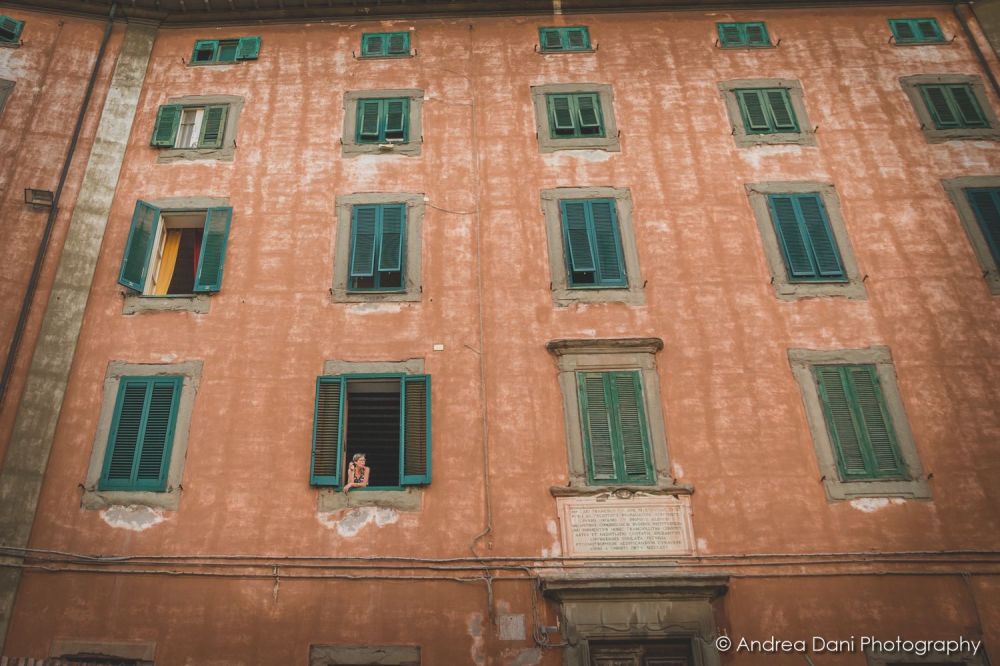 particolare si palazzo che si affaccia sui canali medicei a livorno durante tour in battello