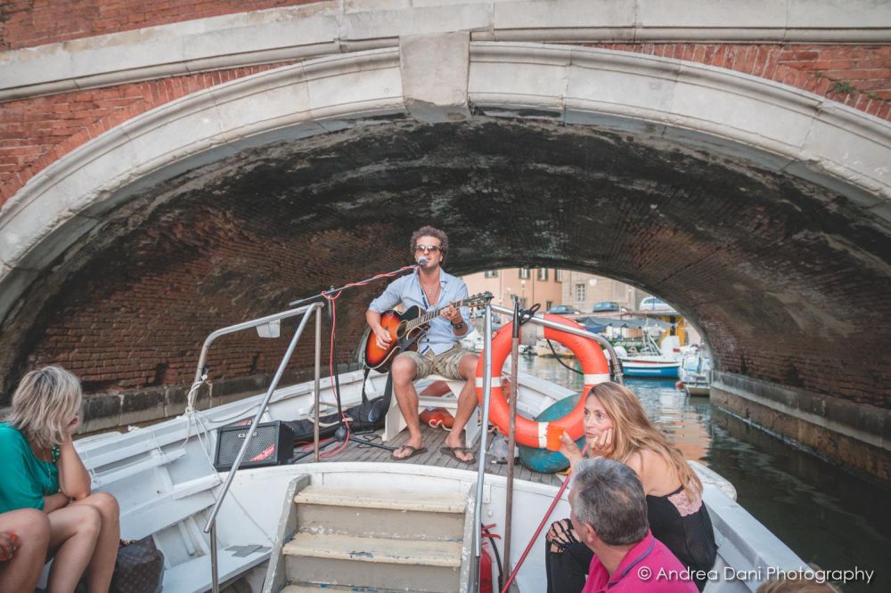 aperitov con musica durante tour dei fossi medicei livorno