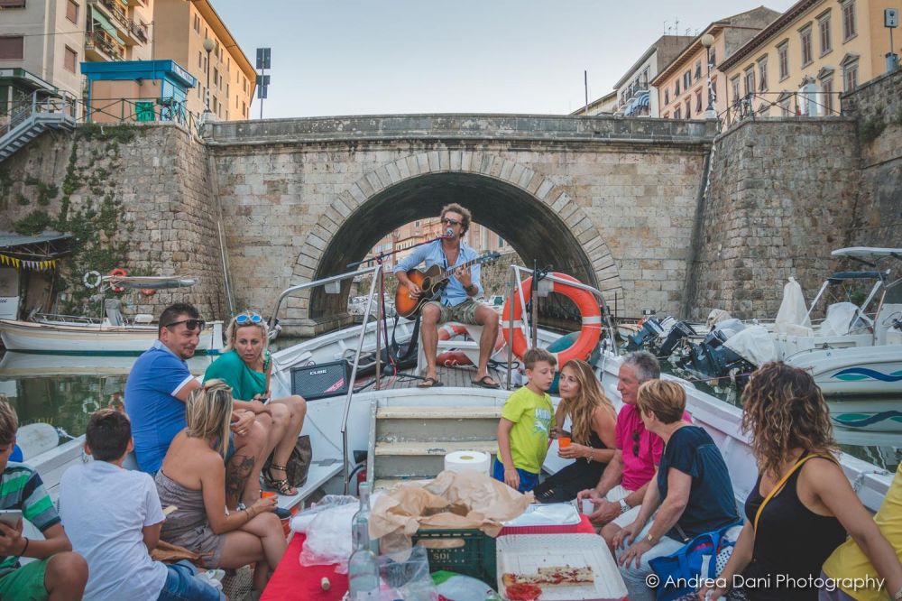 aperitivo con musica tour in battello livorno