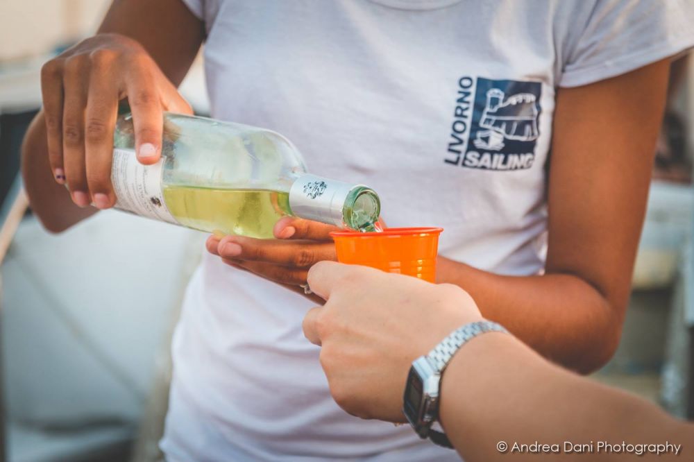 particolare aperitivo in battello livorno