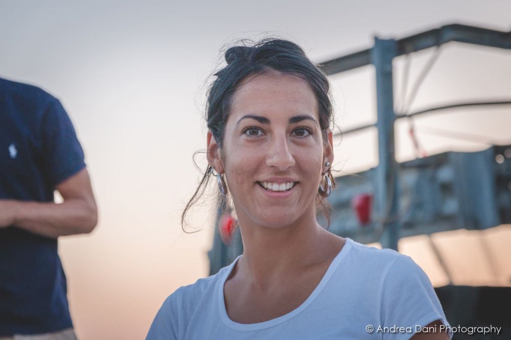 tour in battello livorno al tramonto una ragazza