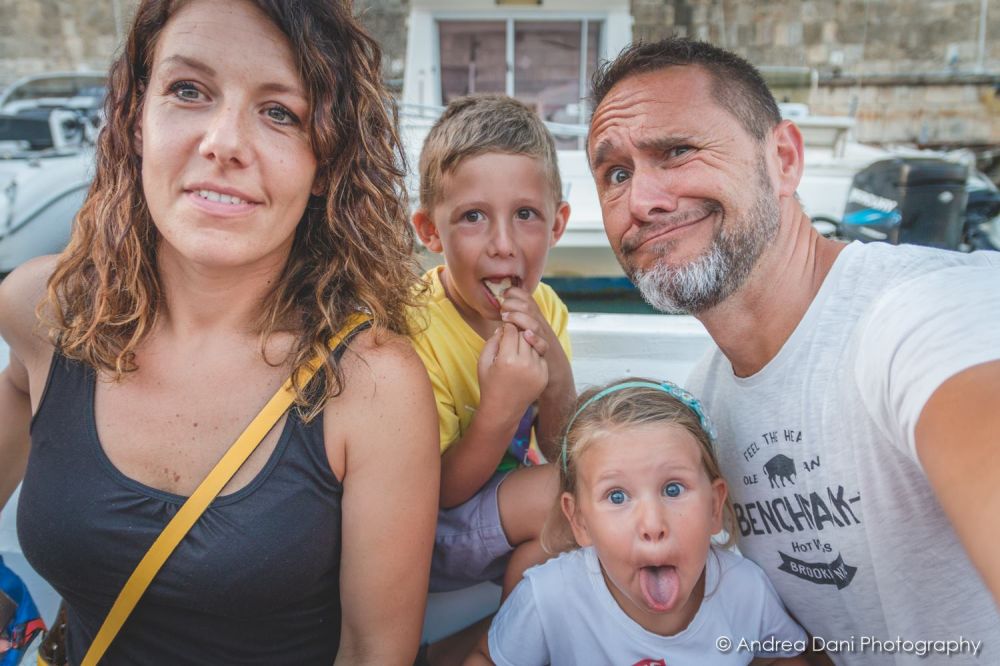 famiglia del fotografo Andrea Dani in tour in battello livorno