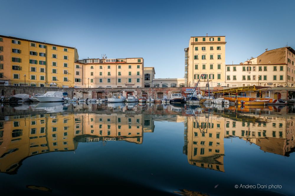 riflessi di palazzi nell acqua dei canali medicei livorno