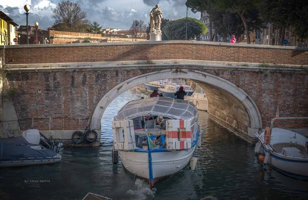 passando sotto un ponte che attraversa i fossi medicei a livorno