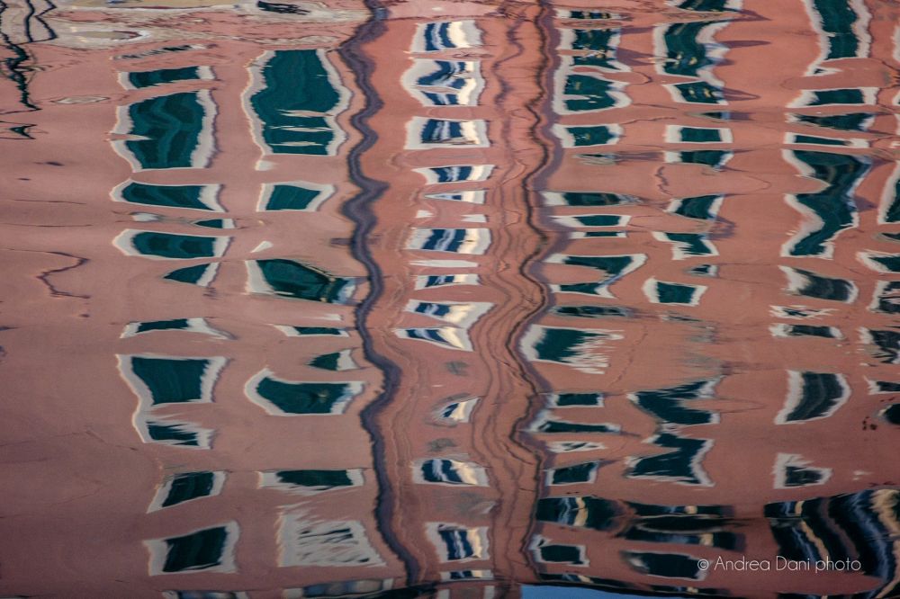 riflessi di palazzi nell acqua dei canali medicei livorno