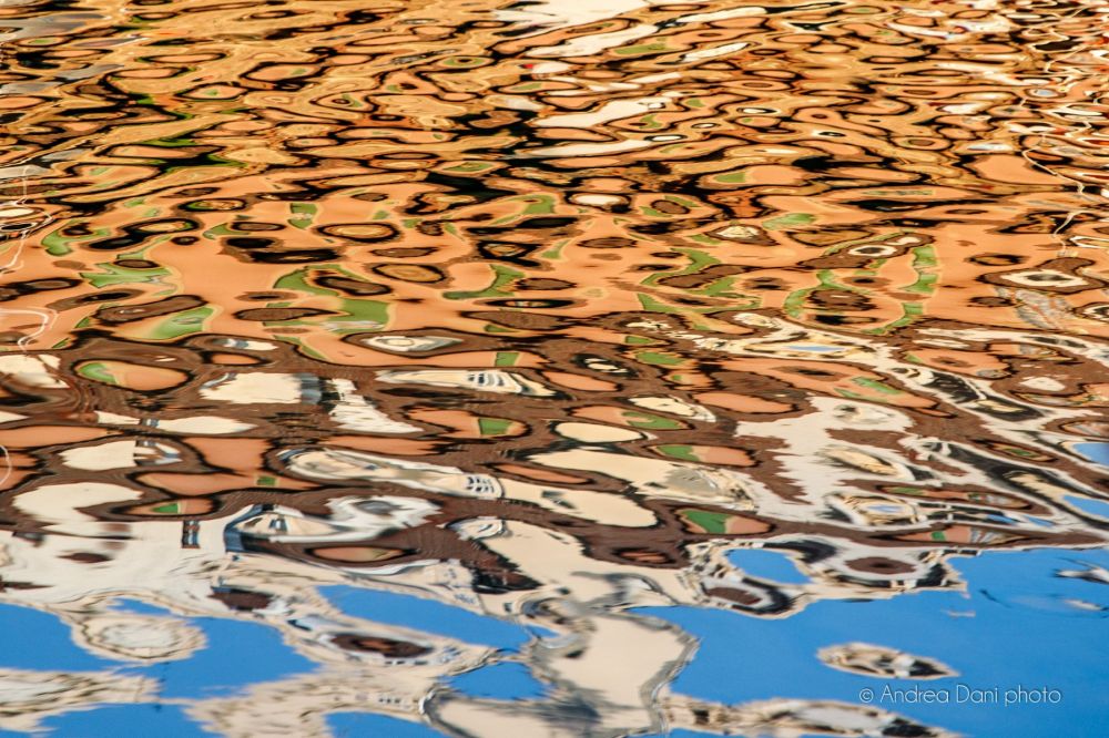 riflessi nell acqua durante il giro in battello a livorno