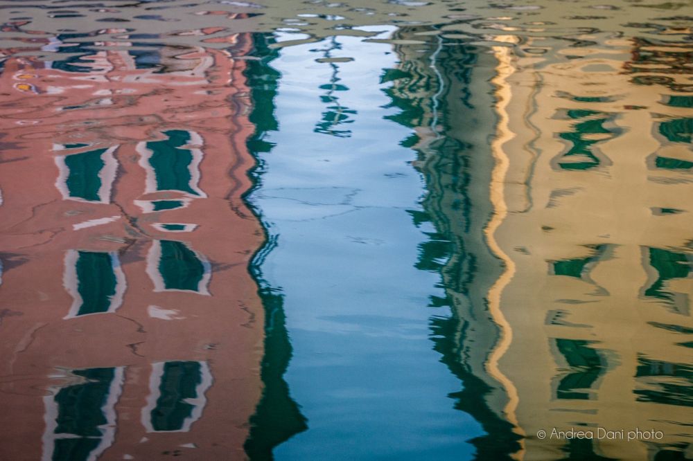 palazzi riflessi nell acqua durante giro in battello livorno