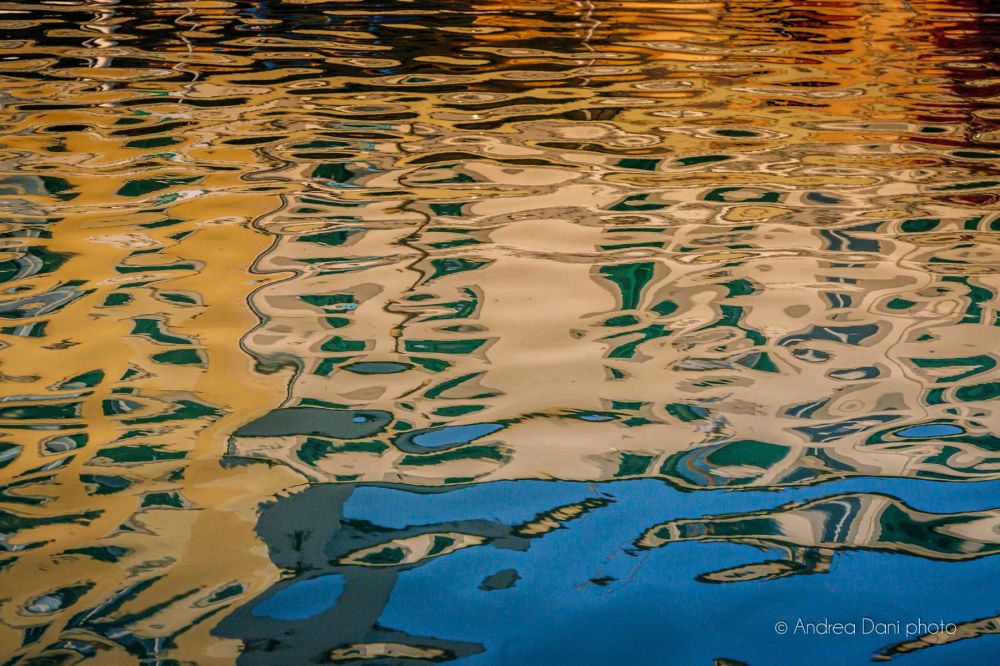 riflessi di palazzi nell acqua dei canali medicei livorno