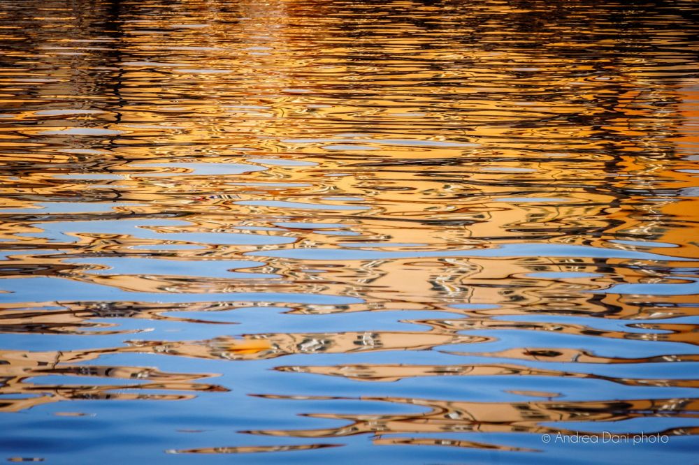 riflessi nell acqua durante il giro in battello a livorno