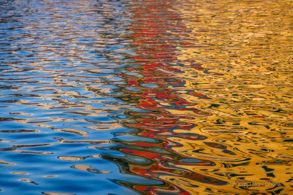 riflessi nell acqua durante il tour in battello a livorno