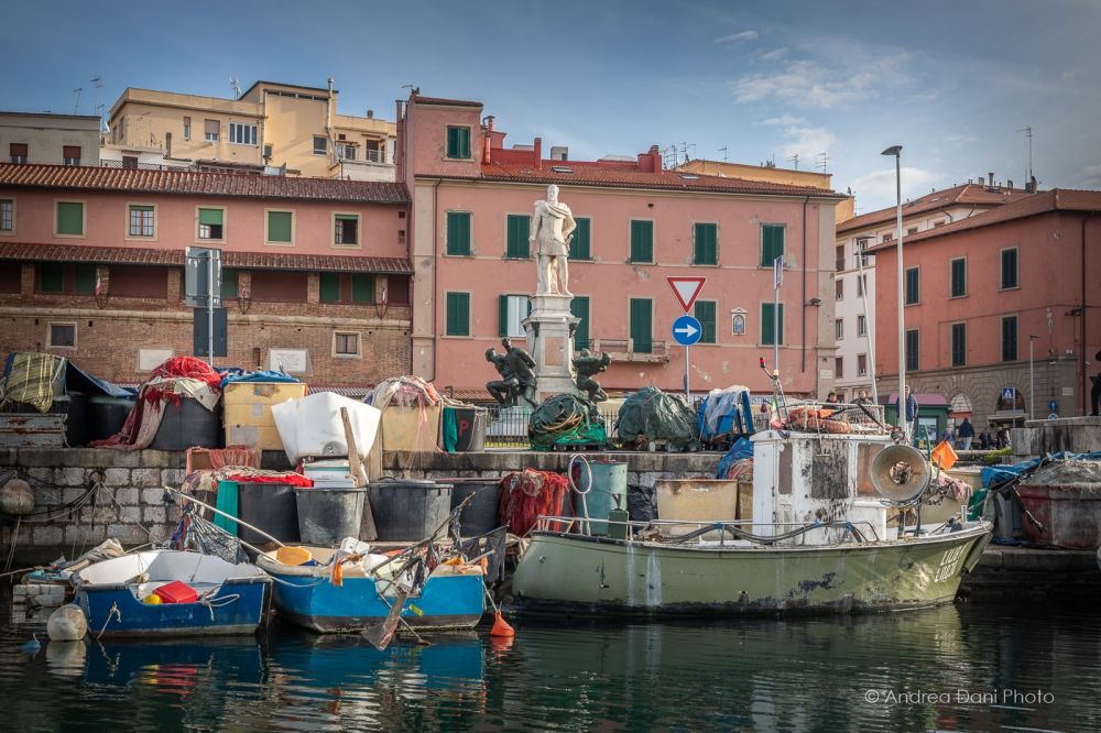 barche pescatori in porto livorno