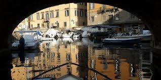 nella venzia uscendo sotto un ponte